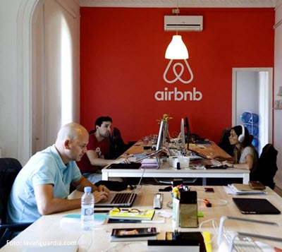 tipo trabajador tofu Airbnb abre en Barcelona un centro de servicios con 800 empleados